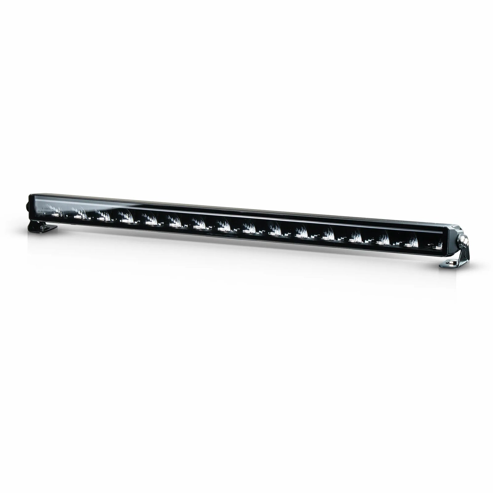 Pitkä ja kapea musta LED-lisävalopaneeli asennettuna metallisilla sivukiinnikkeillä kirkasta valkoista taustaa vasten.