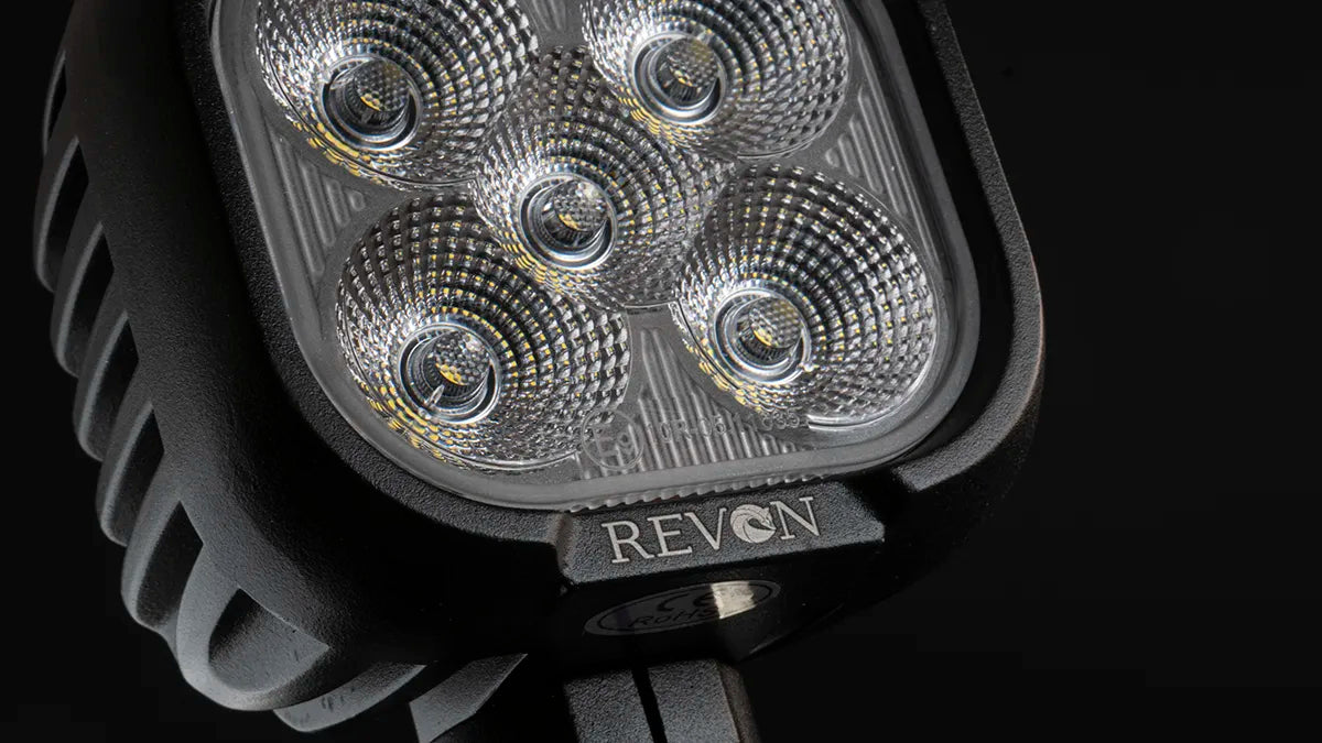 Revon RTV502W LED-työvalo lähikuvassa tummalla taustalla.