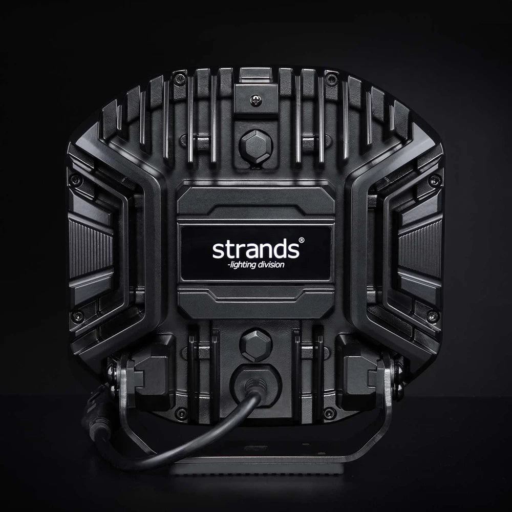 Strands Siberia X 9" -lisävalo kuvattuna takaapäin tummalla taustalla. Kuvassa valon jäähdytyselementit ja alapuolinen jalka.