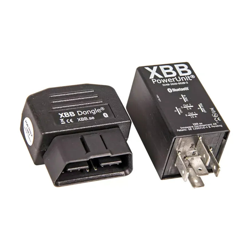 Tesla XBB Dongle &amp; PowerUnit kytkentärele lisävaloihin valkoista taustaa vasten kuvattuna.