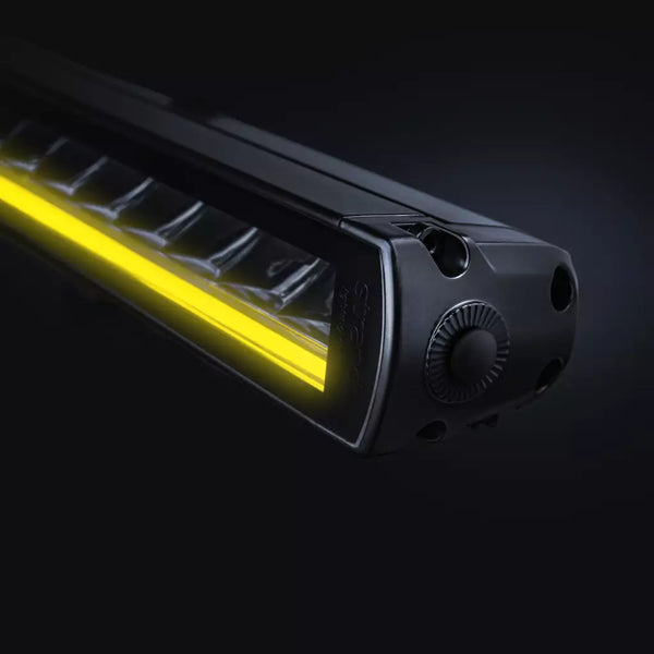 Strands Siberia XP SR 22" led paneelivalo lähikuvassa mustalla taustalla. Yksirivinen heijastinoptiikka, sekä valon alareunassa oranssi parkkinauha.