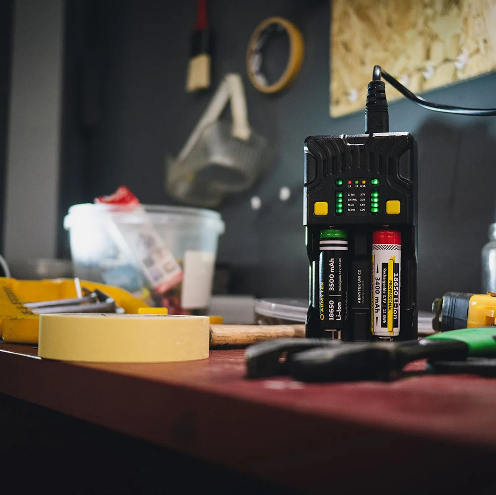 Akkulaturi Armytek Uni C2, 2 Latauspaikkaa