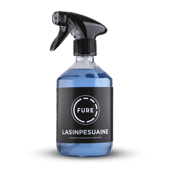 Kirkas Fure muovipullo, jossa on sinistä lasinpesunestettä 500ml pullo, musta suihkepää ja musta etiketti mustalla taustalla.