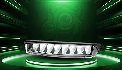 Led lisävalopaneeli vihreällä Valomonsteri taustalla. tyylikkäässä studioympäristössä, ossa valaistu vihreä koroke.